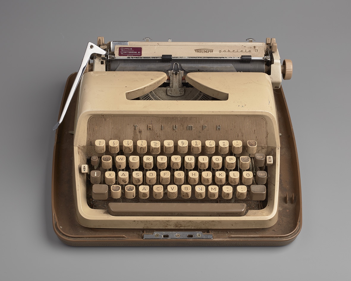 Kirjoituskone ja nauhat