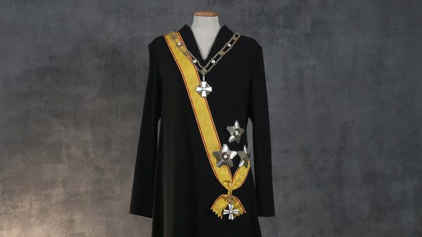 1 puku ja kunniamerkit Soile Tirilä